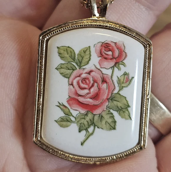 Vintage Avon June Rose Necklace Pendant Gold Tone Chain 1980 Heritage Collection - Picture 6 of 7